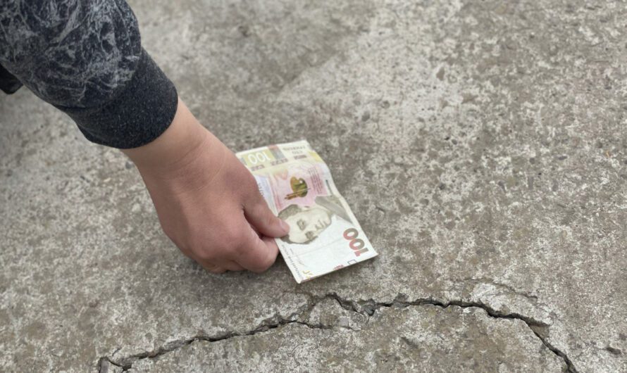 Чому не можна підіймати гроші, які знайшли на вулиці, та до чого це може призвести