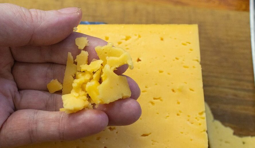 Як відрізнити справжній сир від сирного продукту: швидкий спосіб
