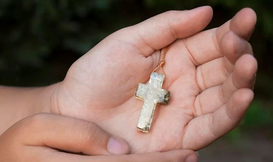 Як правильно поводитися з натільним хрестиком, та що в жодному разі не можна з ним робити